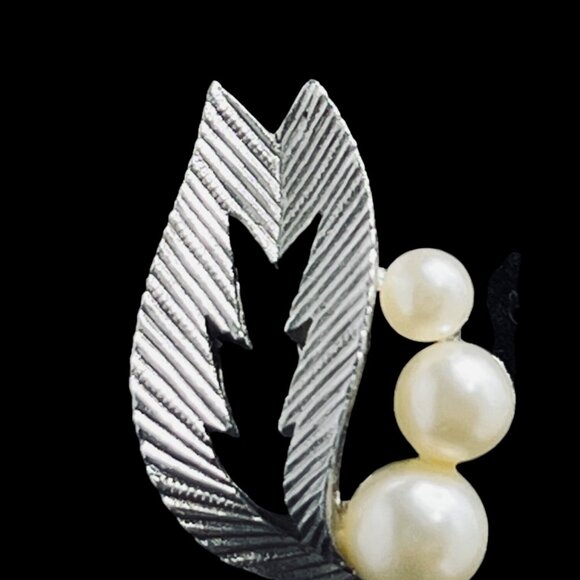 Vintage Crown Trifari Silver Tone Leaf Clip On Earrings (5272) - Picture 3 of 6